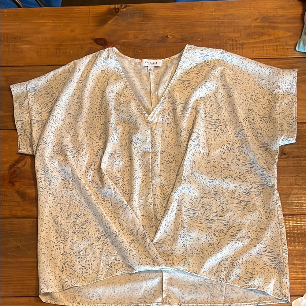 Gilli White and Blue Patterned Blouse